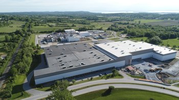 Overhead sorting conveyor automatizing distribution processes at Peerless Clothing