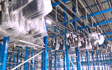 Hängefördertechnik automatisiert Vertriebslogistik bei Peerless Clothing