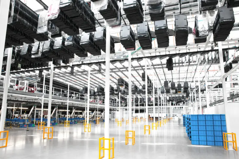 ferag.skyfall overhead pouch system transporting and sorting items in a distribution centre